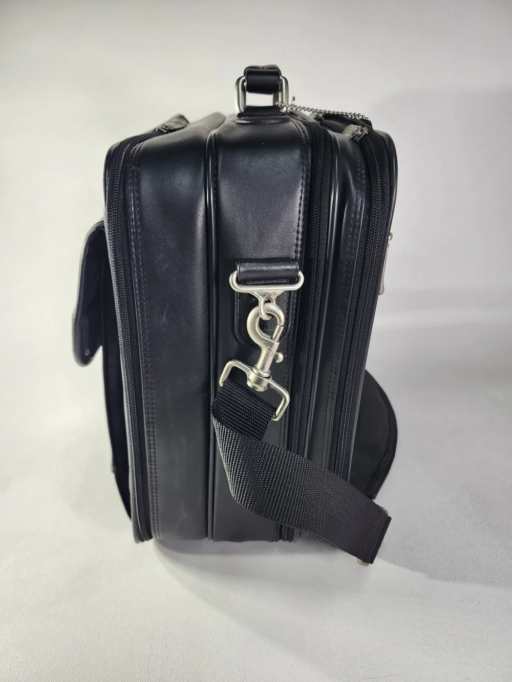 Air Targus Men's Black Leather Briefcase - Classic Professional Carry